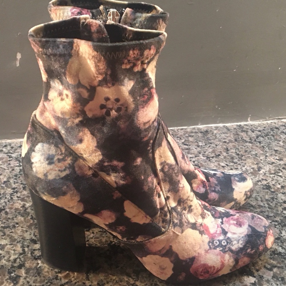 Report Liria Velvet Floral Boots Size 10